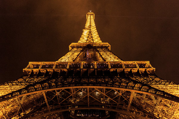 Giant of the Night - Paris